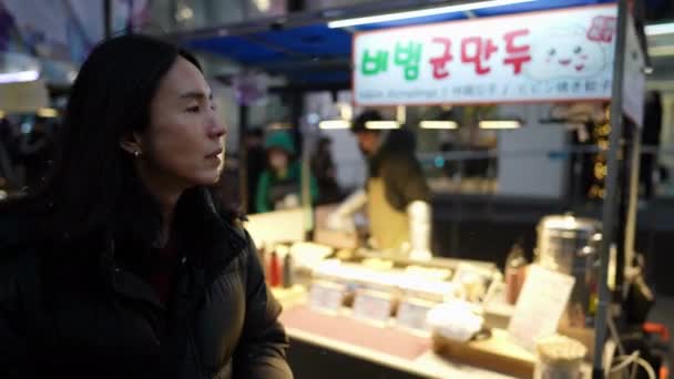 Zeitlupenvideo Eines Koreaners Die Der Einer Kalten Winternacht Myeong Dong — Stockvideo