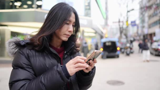 Відео Повільного Руху Корейського Чоловіка Його Роках Працює Своїм Смартфоном — стокове відео