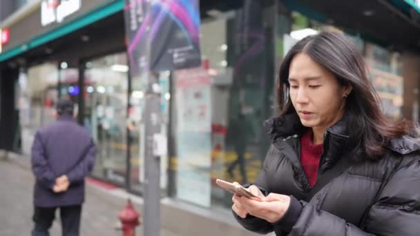 Відео Повільного Руху Корейського Чоловіка Його Роках Працює Своїм Смартфоном — стокове відео