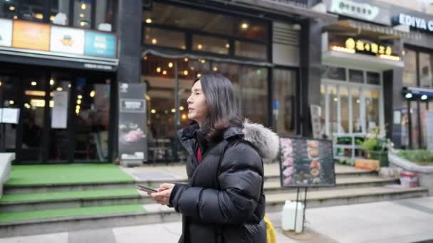 Lambat Gerak Video Seorang Pria Korea Berusia Beroperasi Smartphone Nya — Stok Video