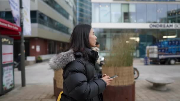 30대 남자의 슬로우 비디오 서울특별시 명동의 겨울에 스마트폰을 — 비디오
