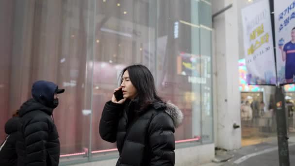 Zpomalené Video Korejského Muže Třicítce Který Provozuje Svůj Smartphone Chladné — Stock video
