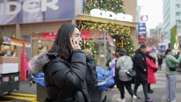 Βίντεο Αργής Κίνησης Έναν Κορεάτη Γύρω Στα Χειρίζεται Smartphone Του — Αρχείο Βίντεο