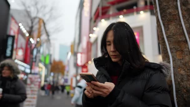 Vídeo Câmera Lenta Coreano Anos Operando Seu Smartphone Inverno Frio — Vídeo de Stock