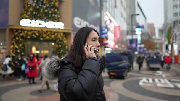Lambat Gerak Video Seorang Pria Korea Berusia Beroperasi Smartphone Nya — Stok Video