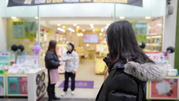Vidéo Ralenti Homme Coréen Dans Trentaine Marchant Dans Rue Principale — Video