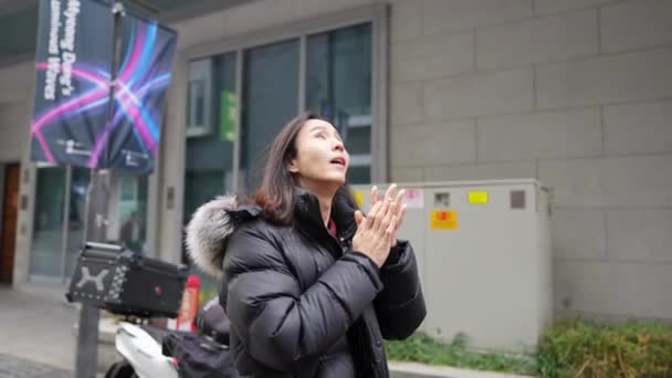 Vídeo Cámara Lenta Hombre Coreano Unos Años Caminando Por Calle — Vídeo de stock