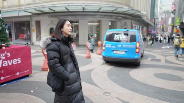 Медленное Видео Летний Кореец Идет Главной Улице Мён Дон Сеуле — стоковое видео
