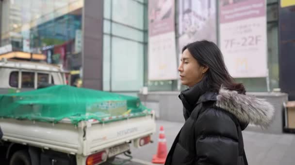 Zpomalené Video Korejského Muže Třicítce Kráčejícího Hlavní Ulici Myeong Dongu — Stock video