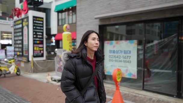 Zpomalené Video Korejského Muže Třicítce Kráčejícího Hlavní Ulici Myeong Dongu — Stock video