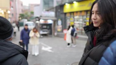 Myeong-dong, Seul, Güney Kore 'nin ana caddesinde 30' lu yaşlarında yürüyen Koreli bir adamın yavaş çekim videosu.