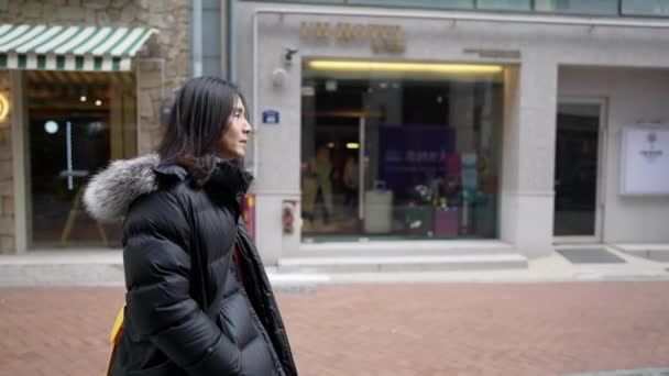 Відео Повільного Руху Корейця Роках Йде Головній Вулиці Мьондуна Сеул — стокове відео