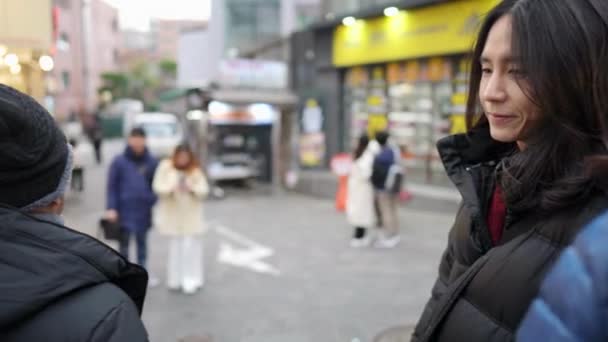 Filmik Koreańczykiem Trzydziestce Chodzącym Główną Ulicą Myeong Dong Seul Korea — Wideo stockowe
