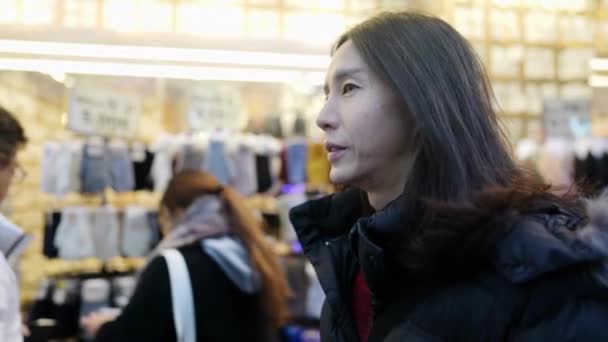 Vidéo Ralenti Homme Coréen Dans Trentaine Marchant Dans Rue Principale — Video
