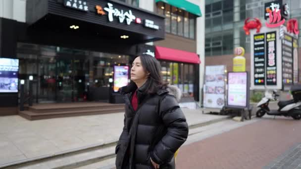 Slow Motion Video Van Een Koreaanse Man Lopen Hoofdstraat Van — Stockvideo