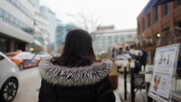 Відео Повільного Руху Корейця Роках Йде Головній Вулиці Мьондуна Сеул — стокове відео