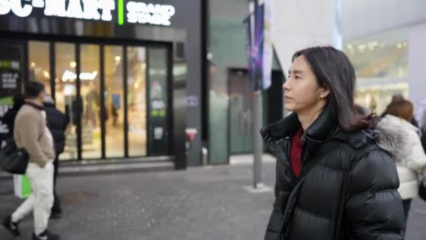 Zeitlupenvideo Eines Koreaners Seinen Dreißigern Der Kalten Winter Auf Der — Stockvideo