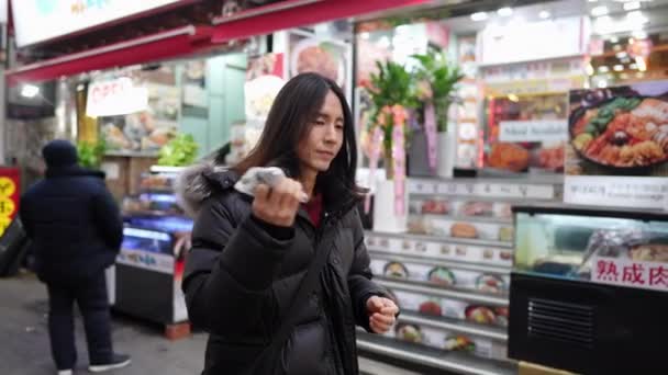 Slow Motion Video Koreansk Man Årsåldern Huvudgatan Myeong Dong Seoul — Stockvideo