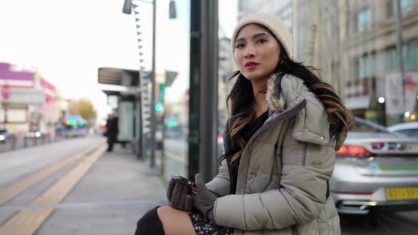 Seorang Wanita Filipina Berusia Menunggu Bus Halte Bus Jalan Jalan — Stok Video