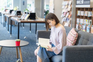 Tayvan 'ın Taipei şehrindeki Wenshan Bölgesi' nde güzel bir kütüphanede zaman geçiren 20 yaşındaki Tayvanlı bir kızın yavaş çekim videosu.