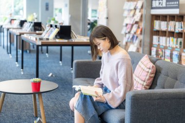 Tayvan 'ın Taipei şehrindeki Wenshan Bölgesi' nde güzel bir kütüphanede zaman geçiren 20 yaşındaki Tayvanlı bir kızın yavaş çekim videosu.