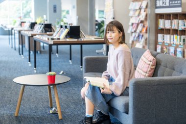 Tayvan 'ın Taipei şehrindeki Wenshan Bölgesi' nde güzel bir kütüphanede zaman geçiren 20 yaşındaki Tayvanlı bir kızın yavaş çekim videosu.