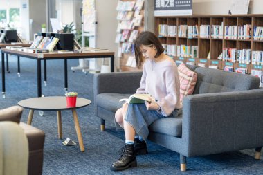 Tayvan 'ın Taipei şehrindeki Wenshan Bölgesi' nde güzel bir kütüphanede zaman geçiren 20 yaşındaki Tayvanlı bir kızın yavaş çekim videosu.