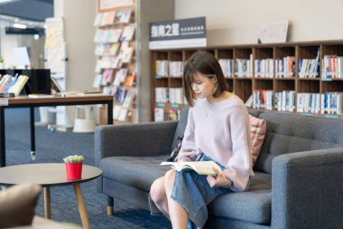 Tayvan 'ın Taipei şehrindeki Wenshan Bölgesi' nde güzel bir kütüphanede zaman geçiren 20 yaşındaki Tayvanlı bir kızın yavaş çekim videosu.