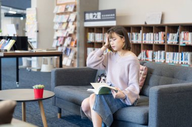 Tayvan 'ın Taipei şehrindeki Wenshan Bölgesi' nde güzel bir kütüphanede zaman geçiren 20 yaşındaki Tayvanlı bir kızın yavaş çekim videosu.