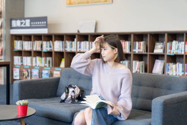 Tayvan 'ın Taipei şehrindeki Wenshan Bölgesi' nde güzel bir kütüphanede zaman geçiren 20 yaşındaki Tayvanlı bir kızın yavaş çekim videosu.