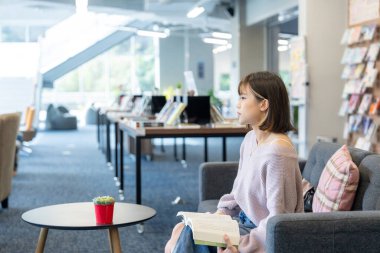 Tayvan 'ın Taipei şehrindeki Wenshan Bölgesi' nde güzel bir kütüphanede zaman geçiren 20 yaşındaki Tayvanlı bir kızın yavaş çekim videosu.