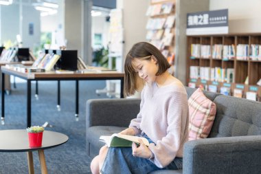 Tayvan 'ın Taipei şehrindeki Wenshan Bölgesi' nde güzel bir kütüphanede zaman geçiren 20 yaşındaki Tayvanlı bir kızın yavaş çekim videosu.