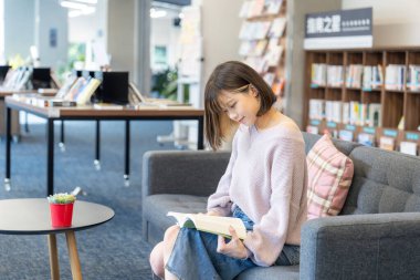 Tayvan 'ın Taipei şehrindeki Wenshan Bölgesi' nde güzel bir kütüphanede zaman geçiren 20 yaşındaki Tayvanlı bir kızın yavaş çekim videosu.
