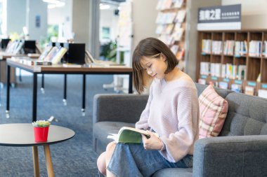 Tayvan 'ın Taipei şehrindeki Wenshan Bölgesi' nde güzel bir kütüphanede zaman geçiren 20 yaşındaki Tayvanlı bir kızın yavaş çekim videosu.