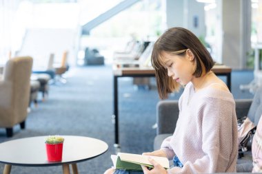 Tayvan 'ın Taipei şehrindeki Wenshan Bölgesi' nde güzel bir kütüphanede zaman geçiren 20 yaşındaki Tayvanlı bir kızın yavaş çekim videosu.