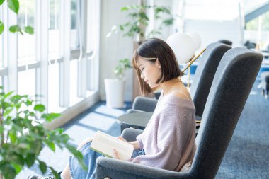 Tayvan 'ın Taipei şehrindeki Wenshan Bölgesi' nde güzel bir kütüphanede zaman geçiren 20 yaşındaki Tayvanlı bir kızın yavaş çekim videosu.