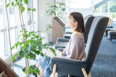 Tayvan 'ın Taipei şehrindeki Wenshan Bölgesi' nde güzel bir kütüphanede zaman geçiren 20 yaşındaki Tayvanlı bir kızın yavaş çekim videosu.