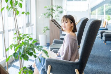 Tayvan 'ın Taipei şehrindeki Wenshan Bölgesi' nde güzel bir kütüphanede zaman geçiren 20 yaşındaki Tayvanlı bir kızın yavaş çekim videosu.