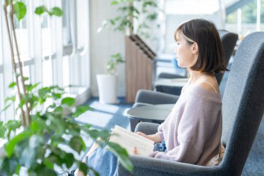 Tayvan 'ın Taipei şehrindeki Wenshan Bölgesi' nde güzel bir kütüphanede zaman geçiren 20 yaşındaki Tayvanlı bir kızın yavaş çekim videosu.