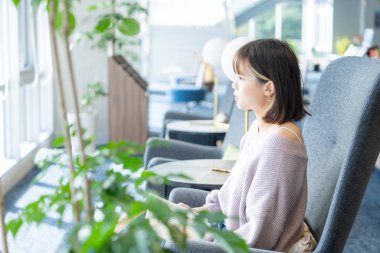 Tayvan 'ın Taipei şehrindeki Wenshan Bölgesi' nde güzel bir kütüphanede zaman geçiren 20 yaşındaki Tayvanlı bir kızın yavaş çekim videosu.
