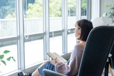 Tayvan 'ın Taipei şehrindeki Wenshan Bölgesi' nde güzel bir kütüphanede zaman geçiren 20 yaşındaki Tayvanlı bir kızın yavaş çekim videosu.