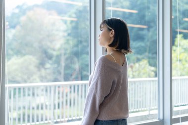 Tayvan 'ın Taipei şehrindeki Wenshan Bölgesi' nde güzel bir kütüphanede zaman geçiren 20 yaşındaki Tayvanlı bir kızın yavaş çekim videosu.