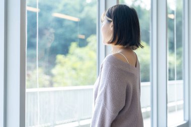 Tayvan 'ın Taipei şehrindeki Wenshan Bölgesi' nde güzel bir kütüphanede zaman geçiren 20 yaşındaki Tayvanlı bir kızın yavaş çekim videosu.