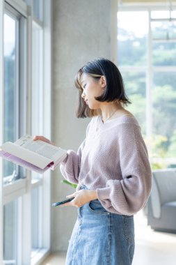 Tayvan 'ın Taipei şehrindeki Wenshan Bölgesi' nde güzel bir kütüphanede zaman geçiren 20 yaşındaki Tayvanlı bir kızın yavaş çekim videosu.