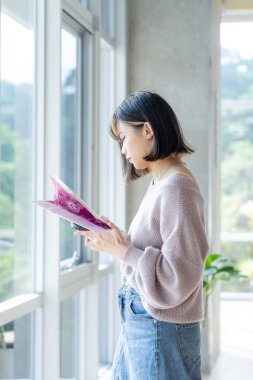 Tayvan 'ın Taipei şehrindeki Wenshan Bölgesi' nde güzel bir kütüphanede zaman geçiren 20 yaşındaki Tayvanlı bir kızın yavaş çekim videosu.