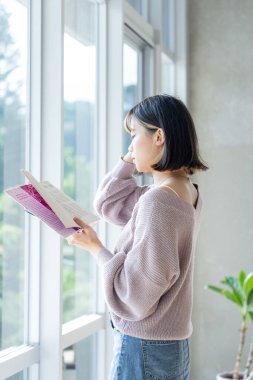 Tayvan 'ın Taipei şehrindeki Wenshan Bölgesi' nde güzel bir kütüphanede zaman geçiren 20 yaşındaki Tayvanlı bir kızın yavaş çekim videosu.