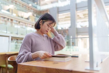 Tayvan 'ın Taipei şehrindeki Wenshan Bölgesi' nde güzel bir kütüphanede zaman geçiren 20 yaşındaki Tayvanlı bir kızın yavaş çekim videosu.