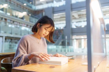 Tayvan 'ın Taipei şehrindeki Wenshan Bölgesi' nde güzel bir kütüphanede zaman geçiren 20 yaşındaki Tayvanlı bir kızın yavaş çekim videosu.
