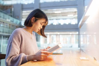 Tayvan 'ın Taipei şehrindeki Wenshan Bölgesi' nde güzel bir kütüphanede zaman geçiren 20 yaşındaki Tayvanlı bir kızın yavaş çekim videosu.