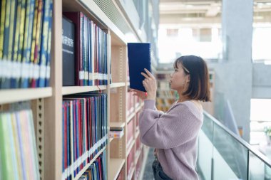 Tayvan 'ın Taipei şehrindeki Wenshan Bölgesi' nde güzel bir kütüphanede zaman geçiren 20 yaşındaki Tayvanlı bir kızın yavaş çekim videosu.